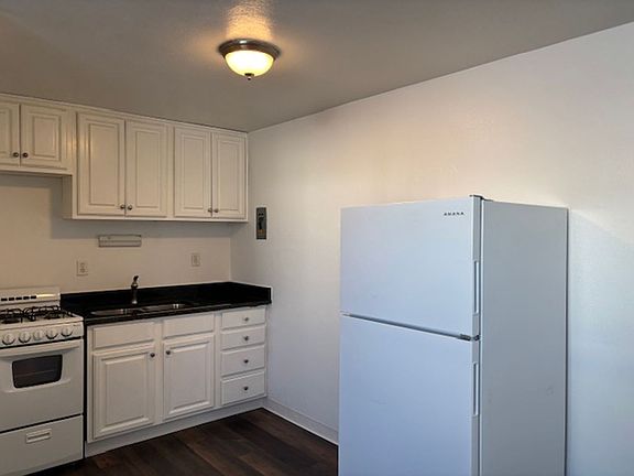 2nd image of 405 Fairview Ave N #3