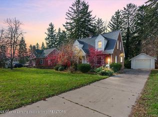 733 Bretton Rd, Lansing, MI 48917