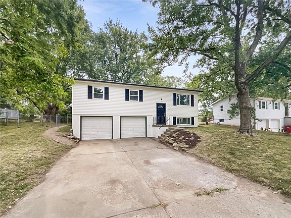 2nd image of 512 NE Sunnybrook Dr