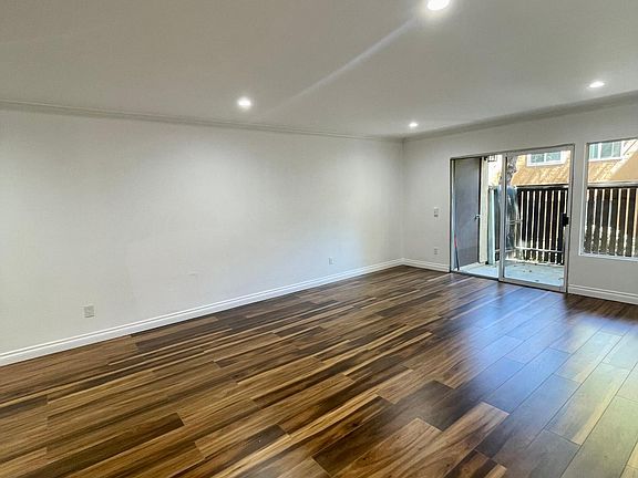 3rd image of 18350 Hatteras St APT 147