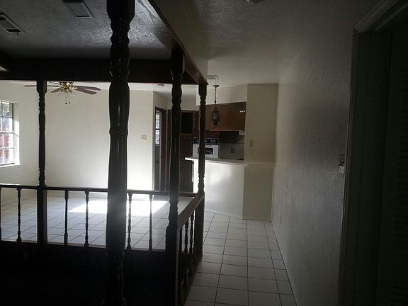 3rd image of 1209 Greenbriar Dr