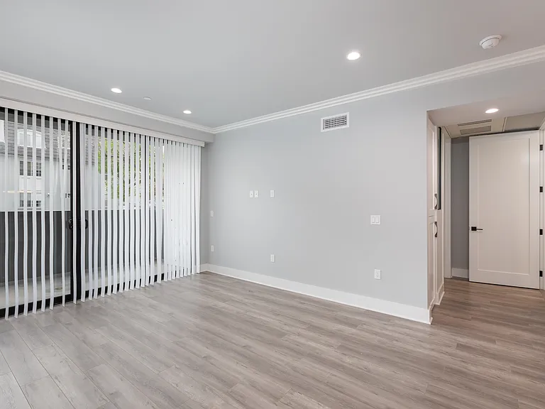 1350 Roxbury Dr — Photo 8