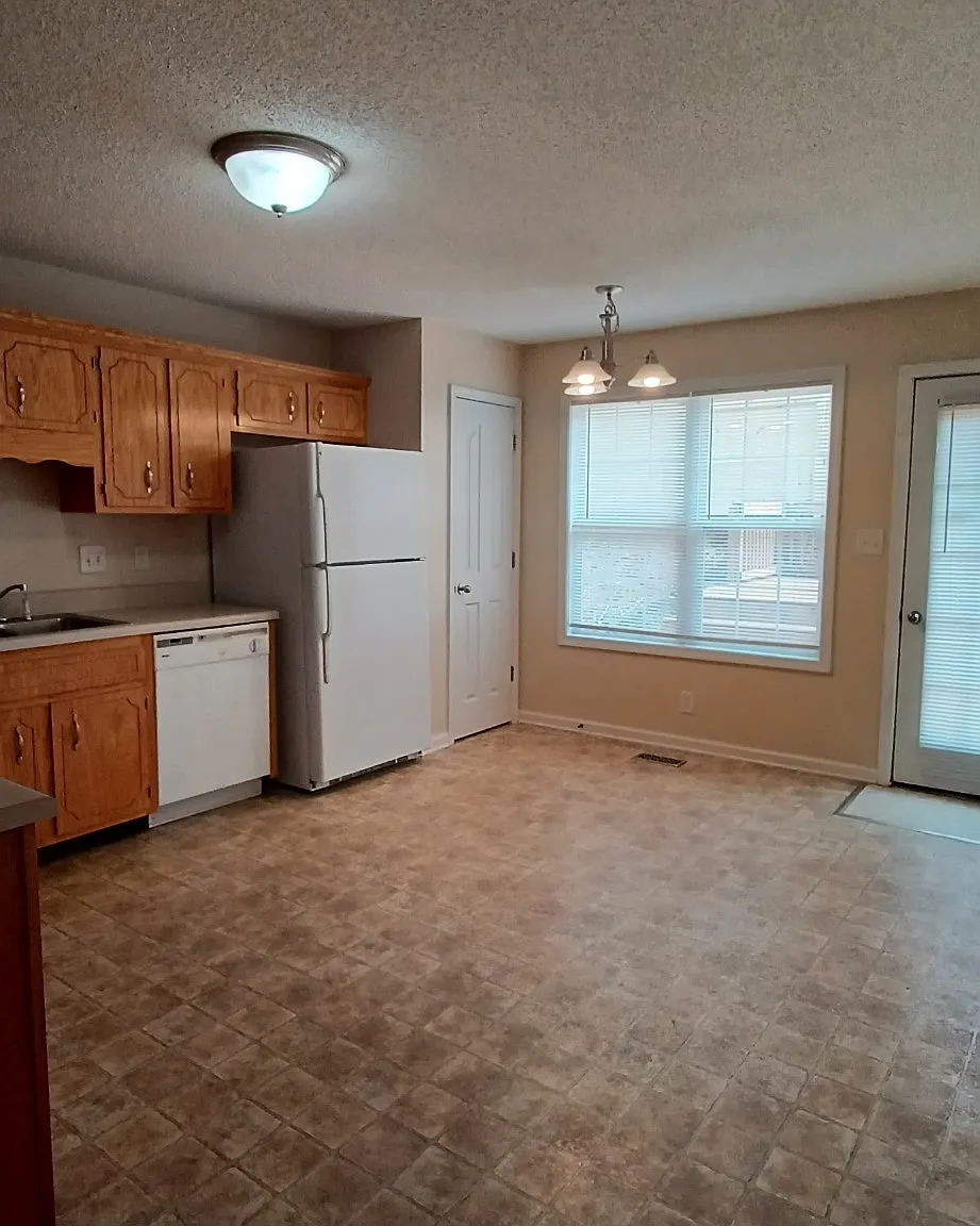 3 bed, 1170 sqft, $1,375 — Photo 2