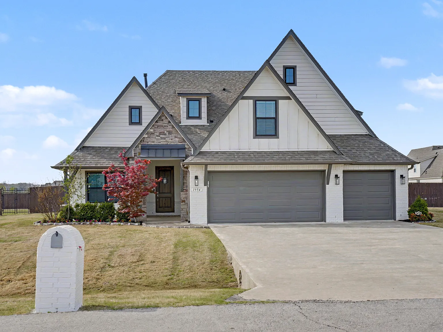 5 bed, 3.5 bath, 2850 sqft, $4,500 — Photo 1