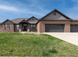 2 White Cliff Ct, Bloomington, IL 61705