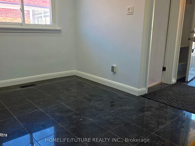 37 Miramar Cres #UPPER — Photo 14