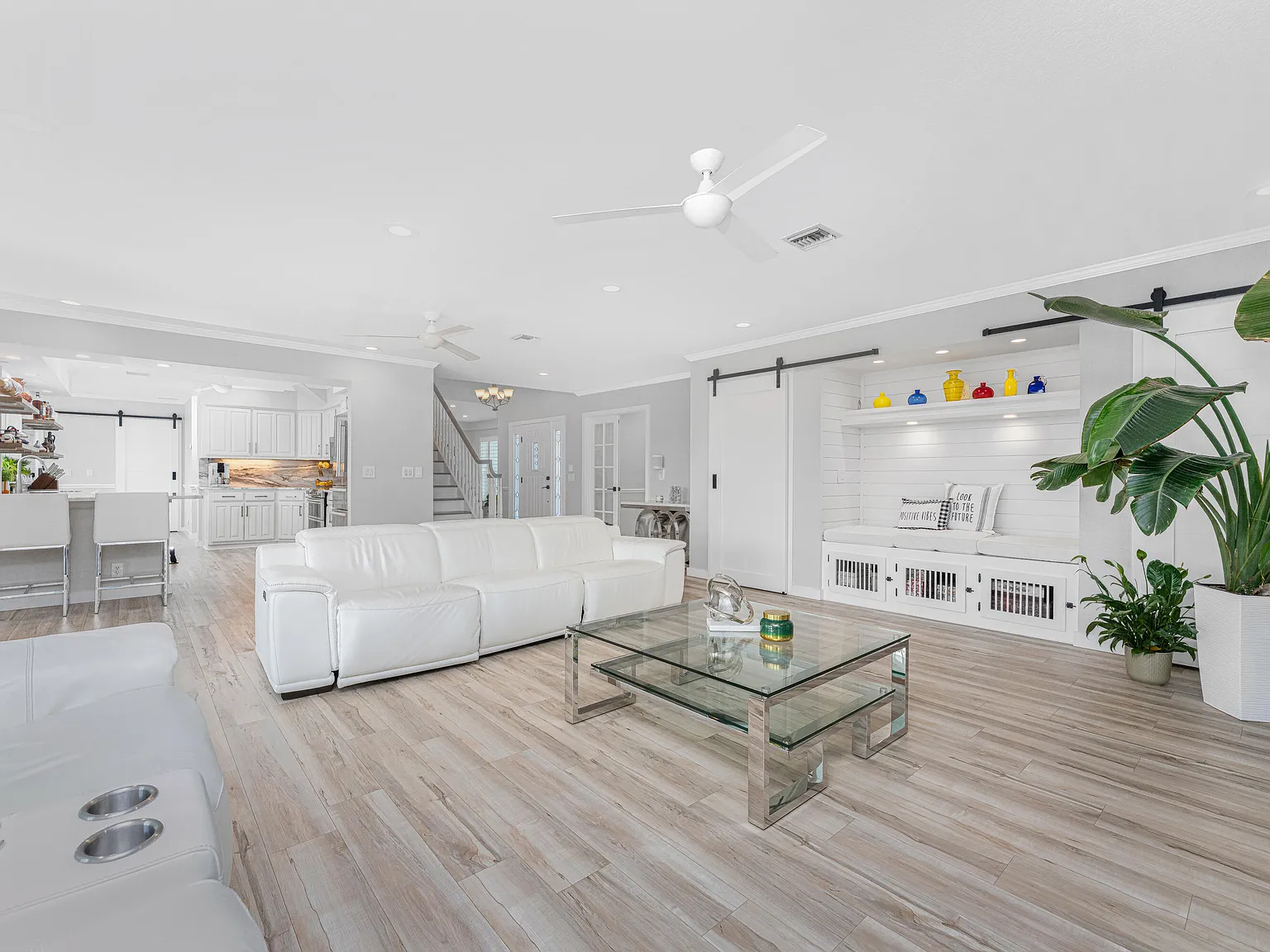 4 bed, 4.0 bath, 3285 sqft, $9,500 — Photo 3