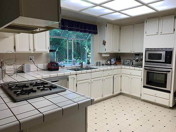 5th image of 218 Kingsford Ln
