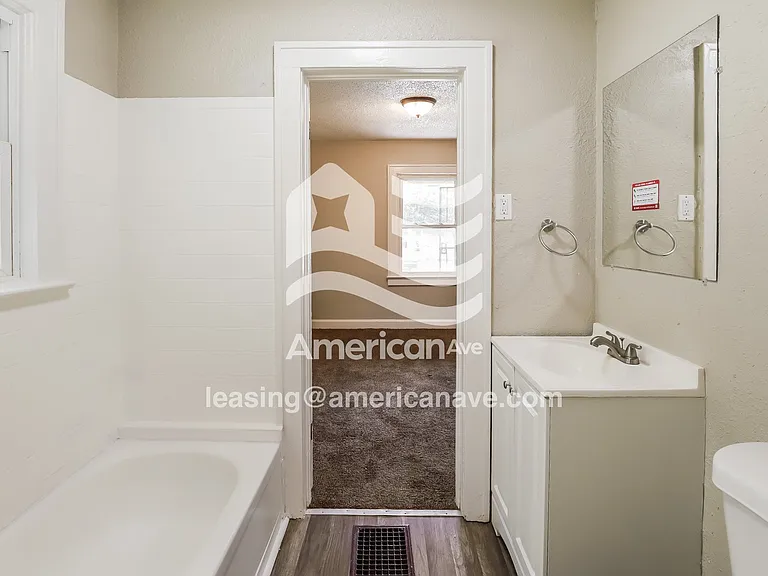 1472337_010_main_bathroom_13925832.jpg