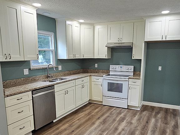 New Kitchen cabnits, granit counter top, and flouring.