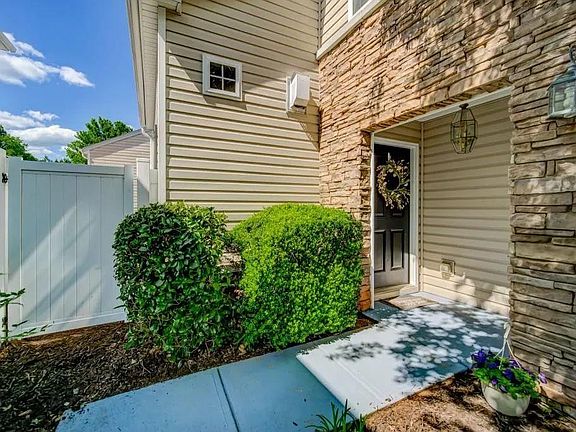 3rd image of 330 W Oaks Trl