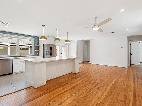 5th image of 1910 Lynnview Dr