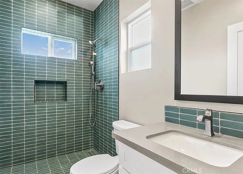 3 bed, 900 sqft, $4,195 — Photo 3