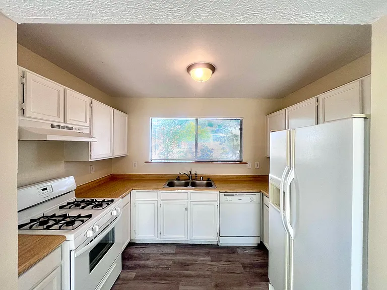874 Baltic Ave SE — Photo 6