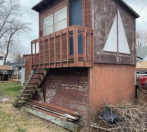 3rd image of 4932 Island Dr NE