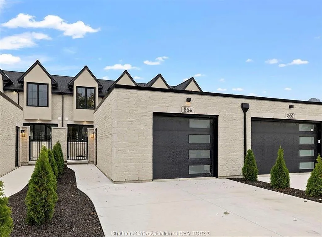 3 bed, 2.5 bath, $2,600 — Photo 2