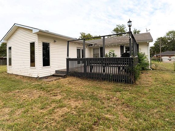 3rd image of 404 S Texas St