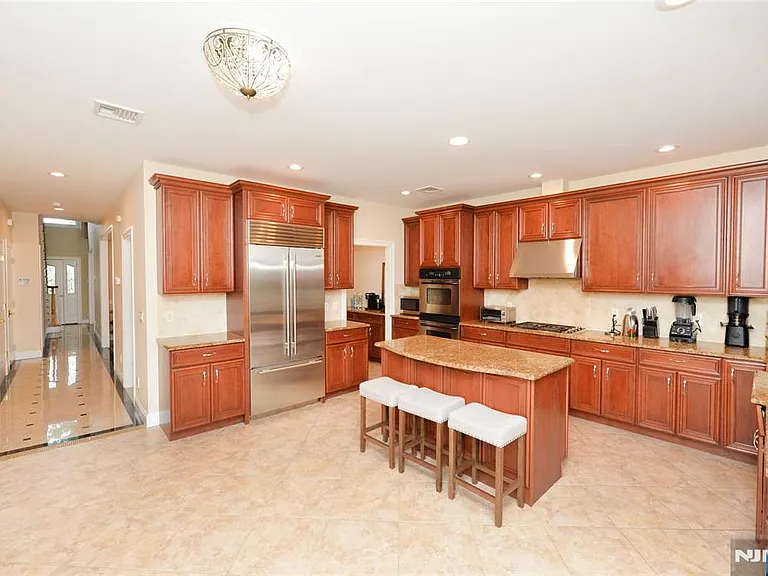 1056 Edgewood Ln — Photo 12