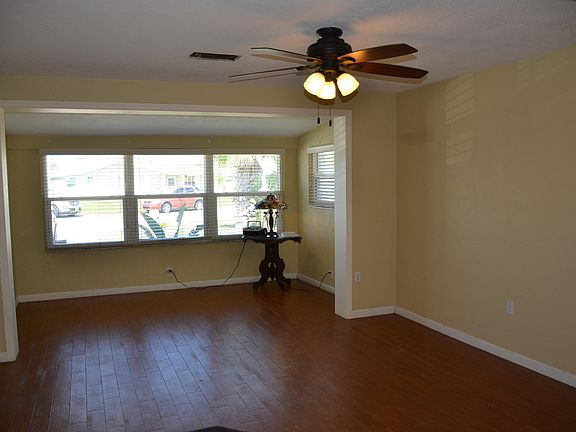 3rd image of 34 Poinsettia Dr