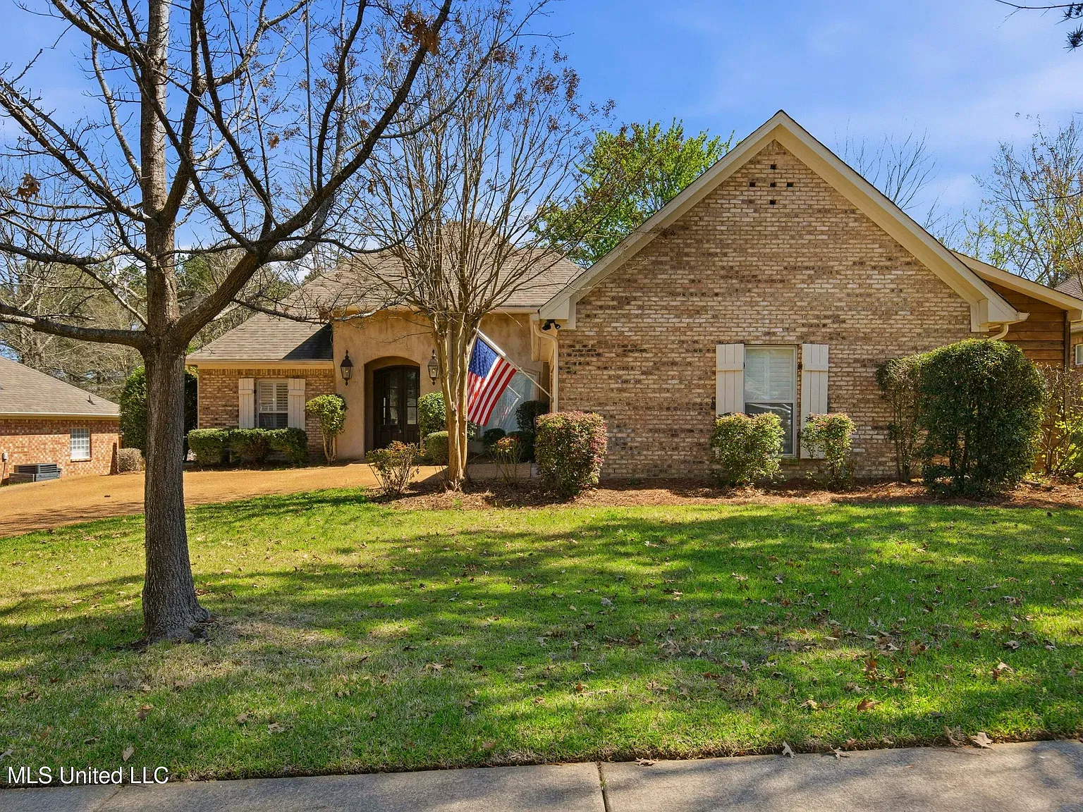 3 bed, 2.0 bath, 1988 sqft, $2,600 — Photo 1
