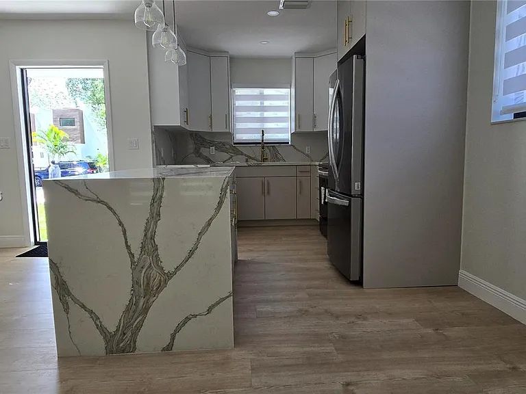 2731 SW 29th Ave — Photo 4