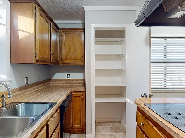 3904 Windwood Cir — Photo 8