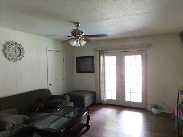 925 Shorecrest Dr, Garland, TX 75040