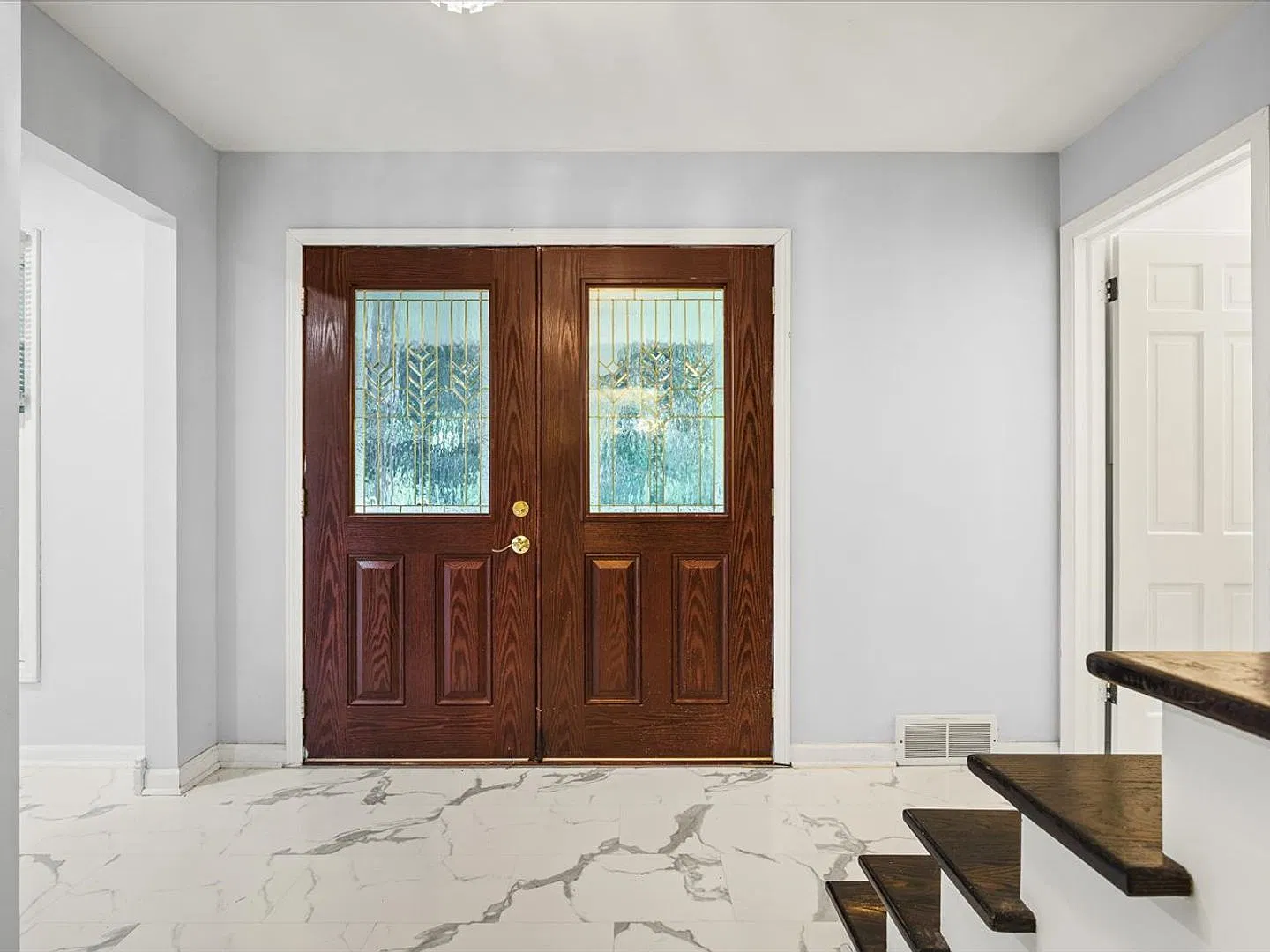 Beautiful large home for rent in great location — Photo 2