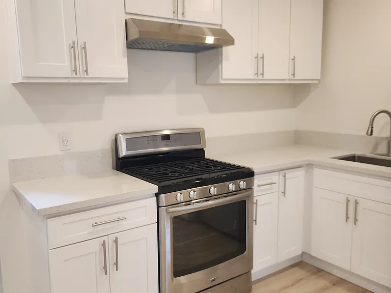 111 Marion Ave #B — Photo 5