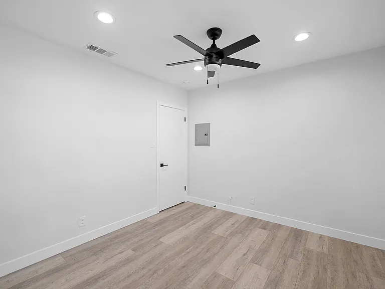 623 E Chevy Chase Dr #D — Photo 10