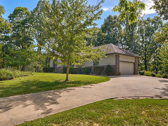 3rd image of 995 S Stanford Drive