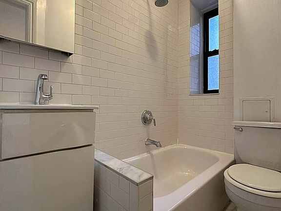 5th image of 119 Washington Pl APT 10