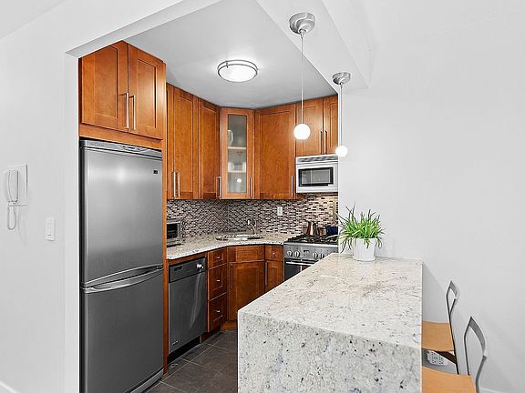 3rd image of 16 W 16th St APT 5HN