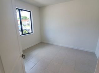 977 NE 211th St, Miami, FL 33179