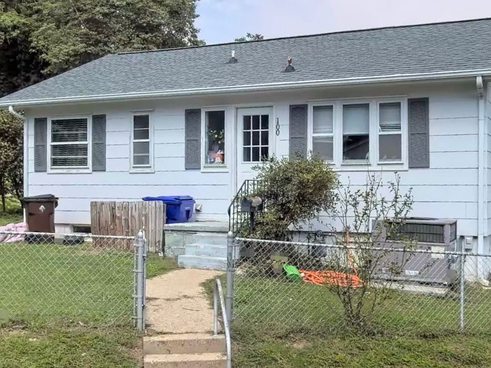 2nd image of 100 Darwin Ln