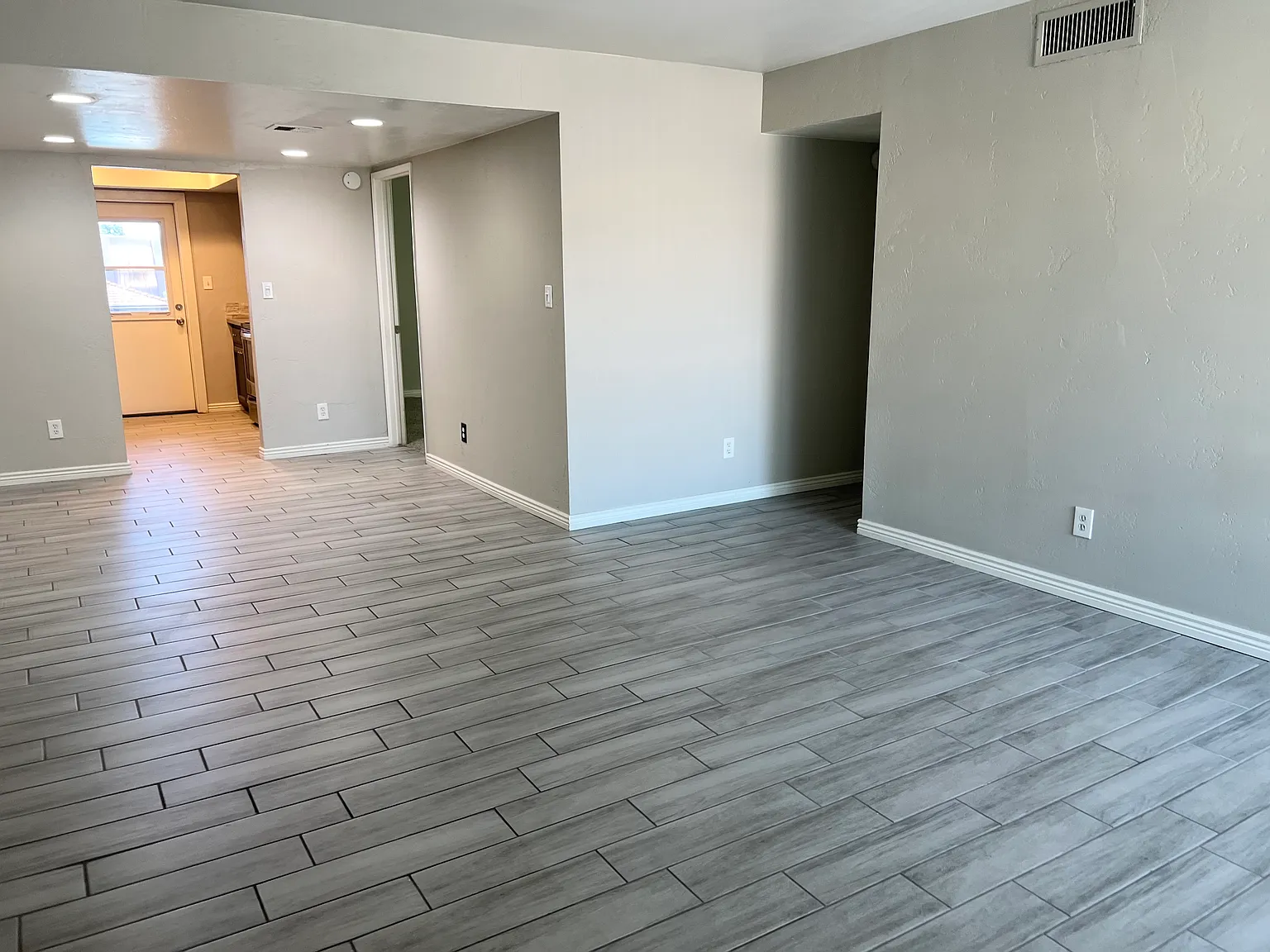 2 bed, 988 sqft, $1,350 — Photo 3