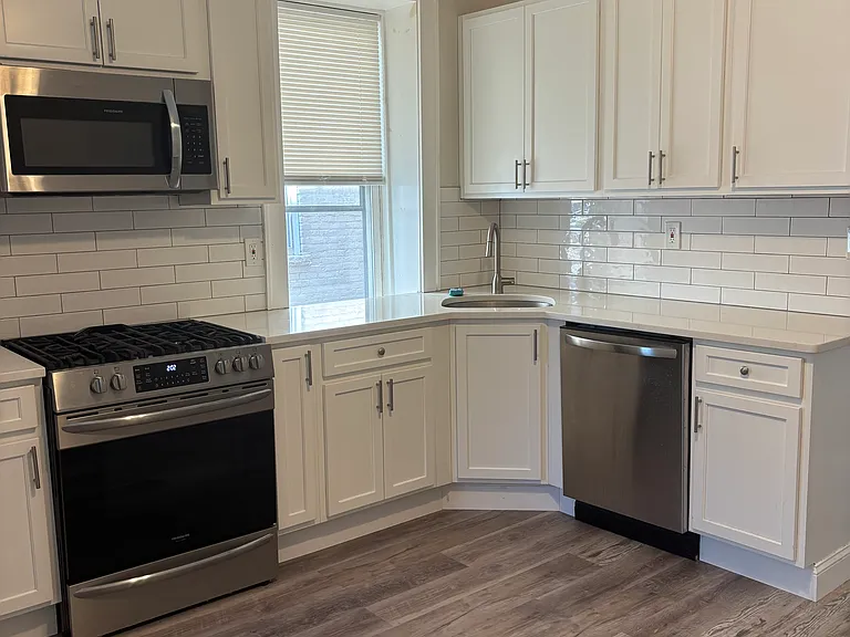 70 Pine St #1 — Photo 5