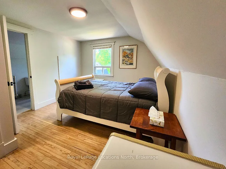 176 Richmond St S — Photo 10