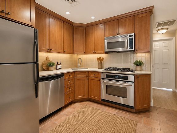 5th image of 343 Varick St APT 3A