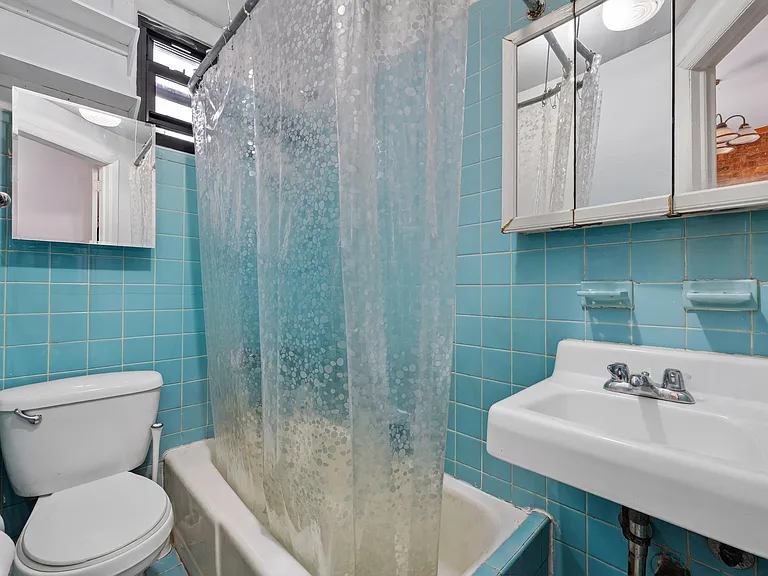 402 E 69th St #24 — Photo 9