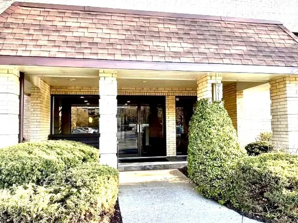 7211 Wolf Rd #212a, Indian Head Park, IL 60525