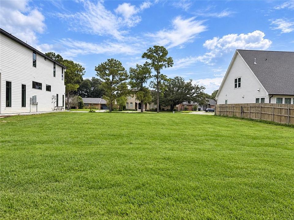 1st image of Colonial Club Dr
