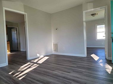 4th image of 102 Brown St