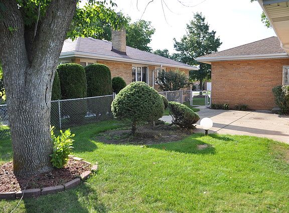 2nd image of 8460 W Sunnyside Ave