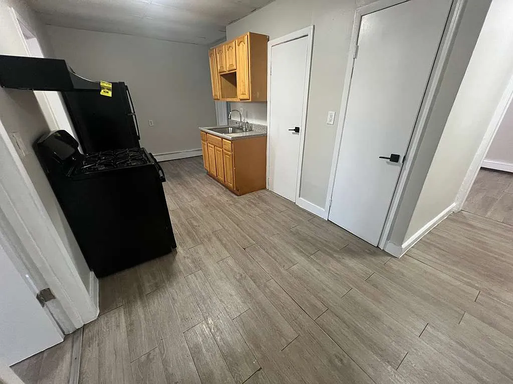 3 bed, 1000 sqft, $2,000 — Photo 2