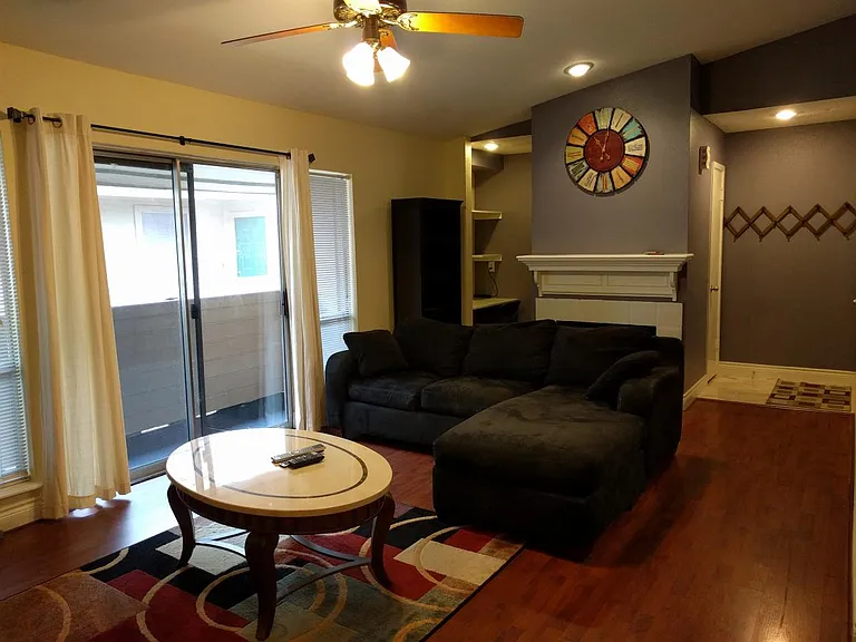 1915 Augusta Dr #7 — Photo 11