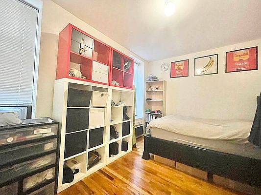 4th image of 112 W 72nd St #1