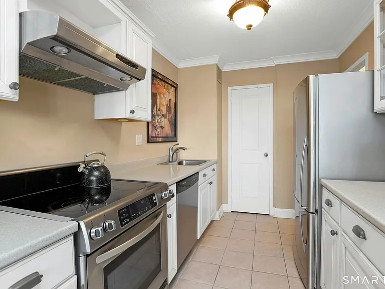 44 Strawberry Hill Ave #7D — Photo 15