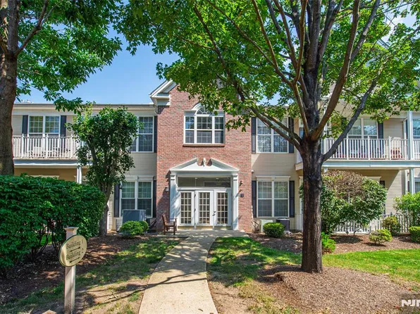 1308 Four Seasons Dr, Wayne, NJ 07470
