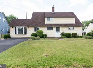 26 Great Oak Rd, Levittown, PA 19057